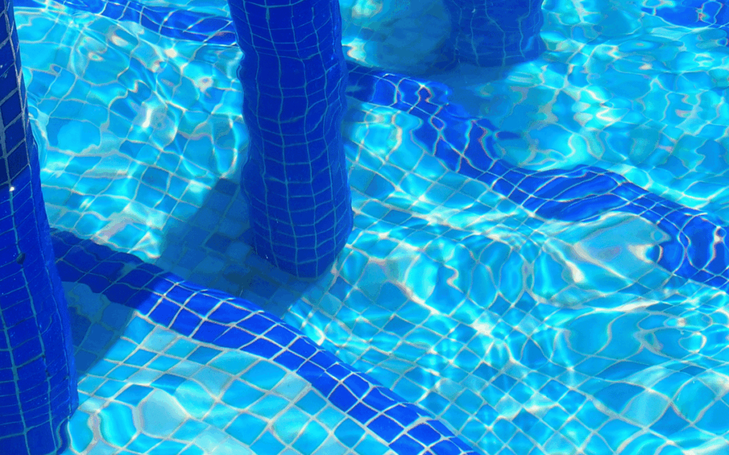 Modelos de piscinas de fibra adaptados a diferentes espaços