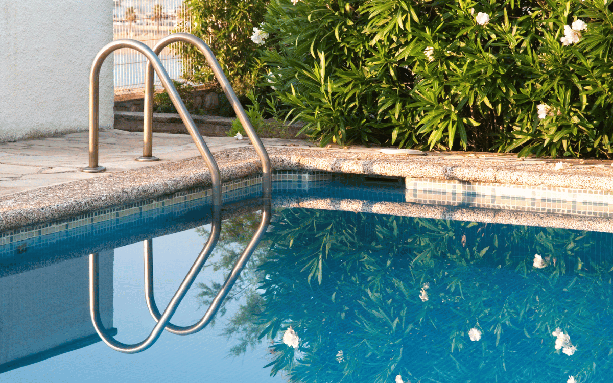 Piscinas de fibra modernas instaladas em espaço exterior residencial