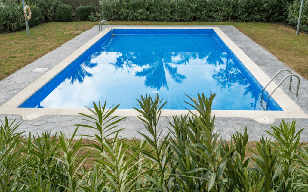 Piscina pré-fabricada em poliéster com acabamento de qualidade