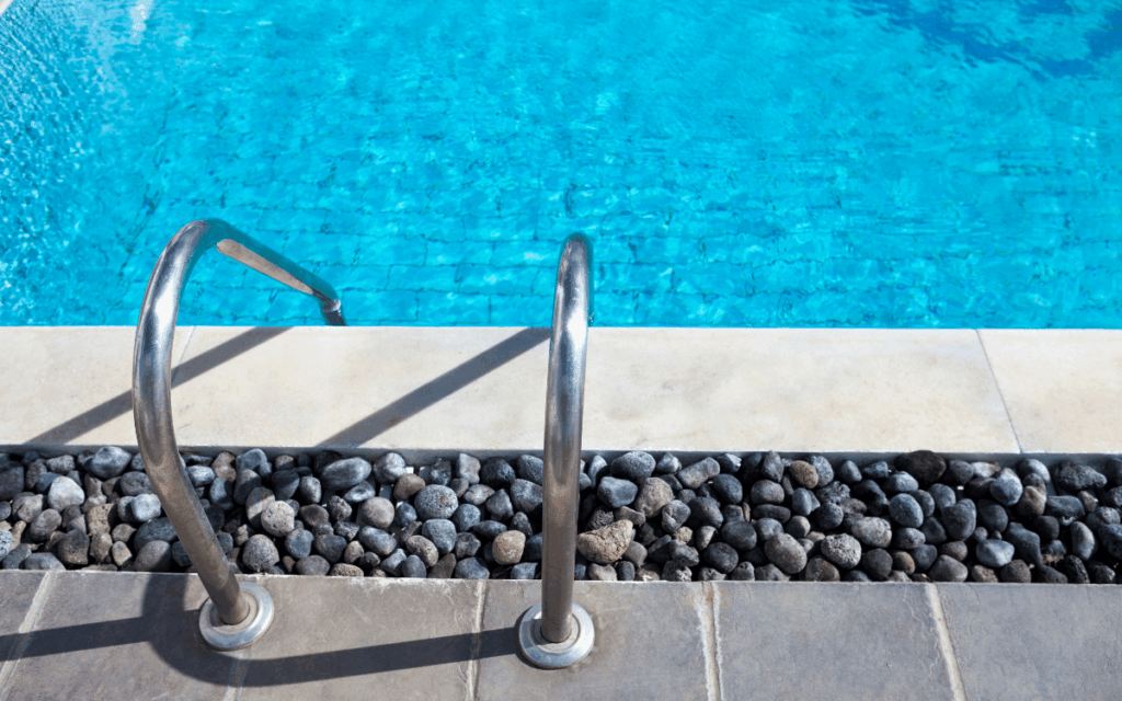 Modelos de piscinas de fibra com diferentes formatos e dimensões