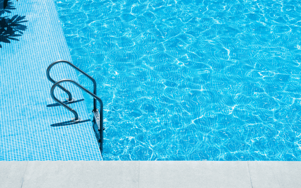 Piscina de fibra moderna instalada em jardim residencial